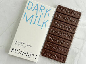 不揃いにデザインされた個性的なタイポグラフィが目を引く「Recohiuti」のパッケージ