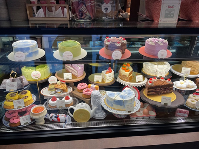 ケーキがショーケースの中に入っている画像