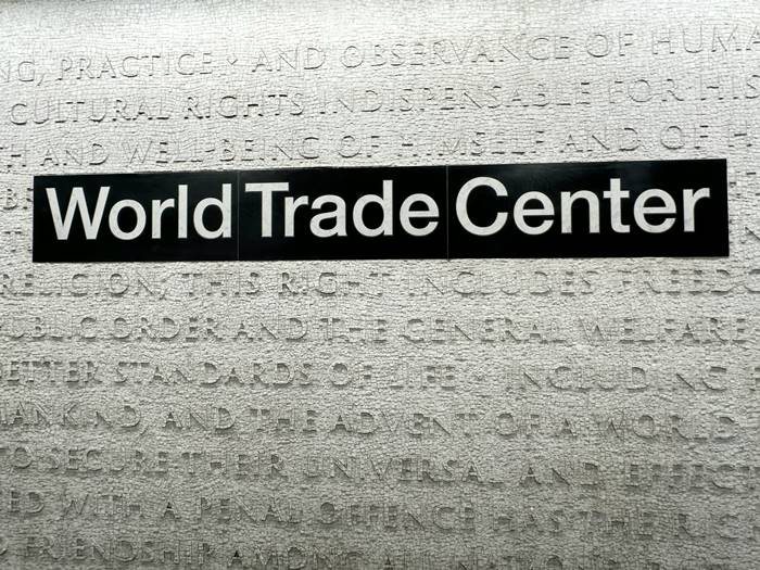 ワールドトレードセンターの駅の壁画