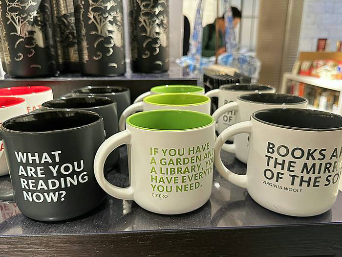 日常的なメッセージが描かれたマグカップ