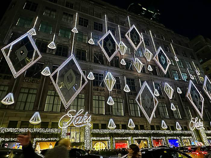 光と音楽で魅了するイルミネーションショー