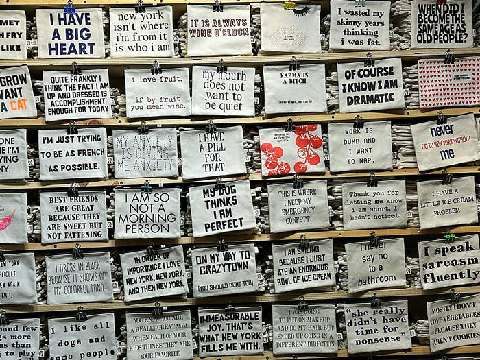 メッセージがデザインされている「Pamela Barsky」のポーチ