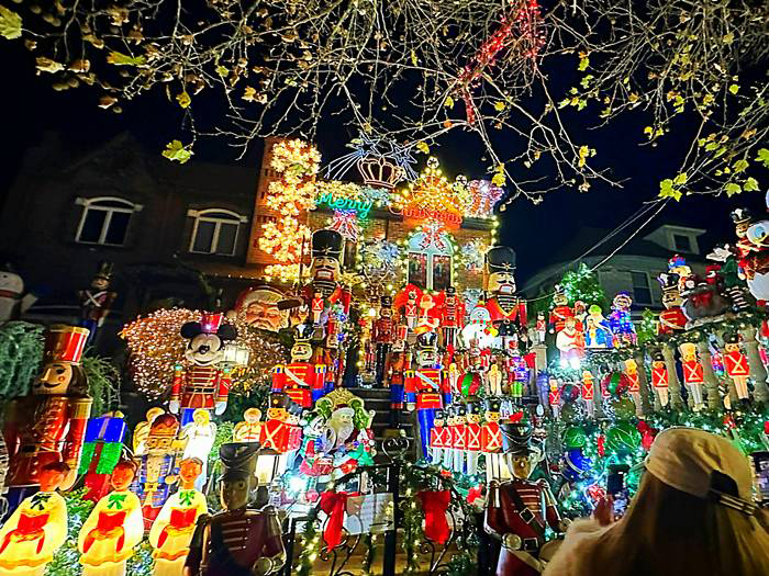 高級住宅街のダイカーハイツのクリスマスライト