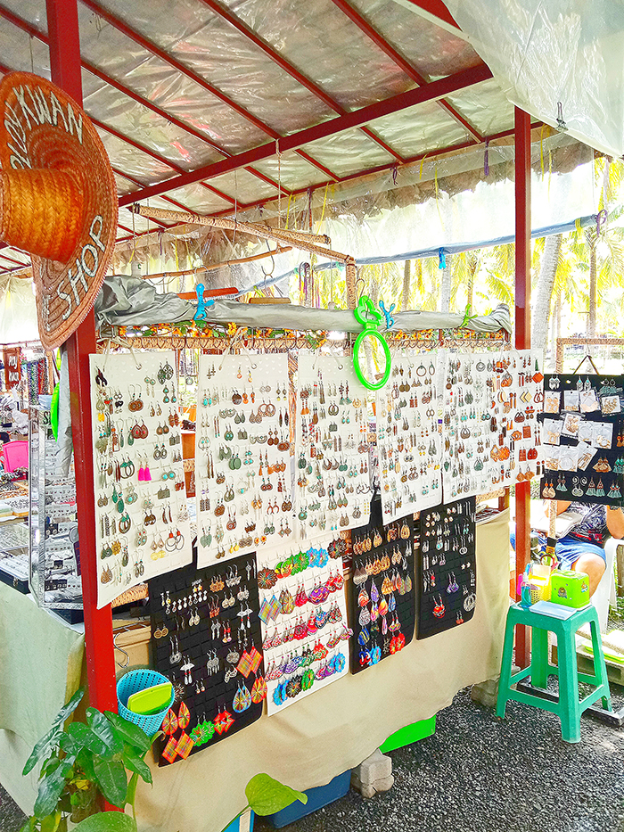 アクセサリーショップで販売されているピアス