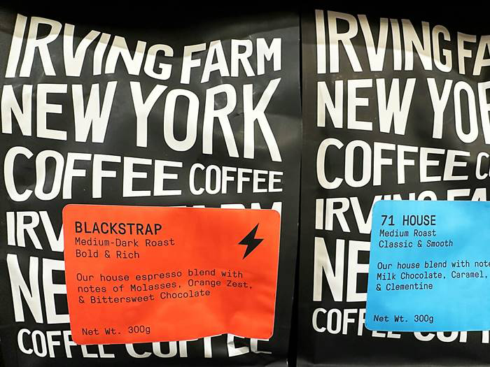 商品全体に文字が描かれた「Irving New York」のコーヒー豆のパッケージ