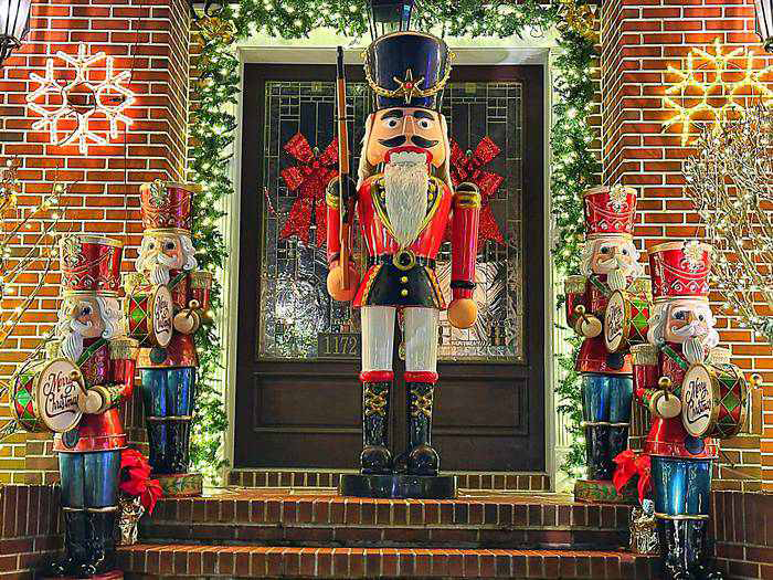 玄関先のおもちゃの兵隊