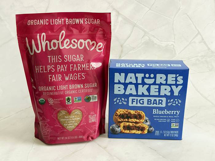 ハートがかわいい「Wholesome」と親しみやすい雰囲気の「Nature's Bakery」のパッケージ