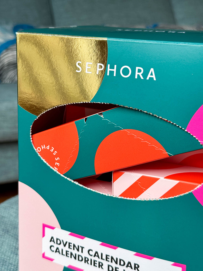 上部の小窓は手がすっと入るサイズで、中に大小さまざまな形のボックスが詰まっていて、見るだけでワクワクする