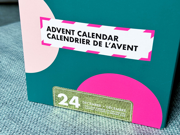 ゴールドで特別感のある24日の小窓