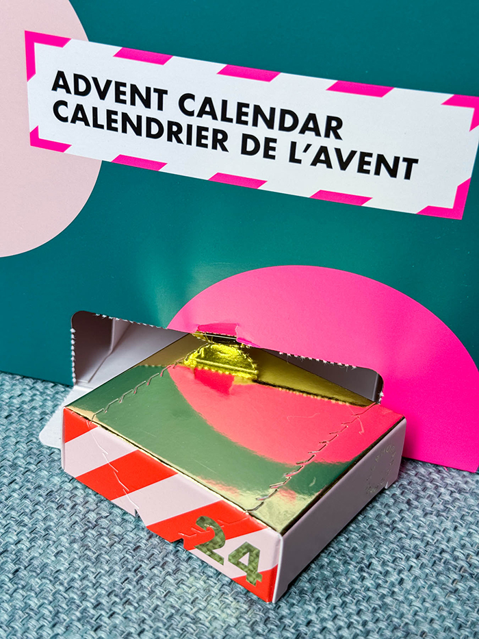 中から、これまたゴールドの小箱が!