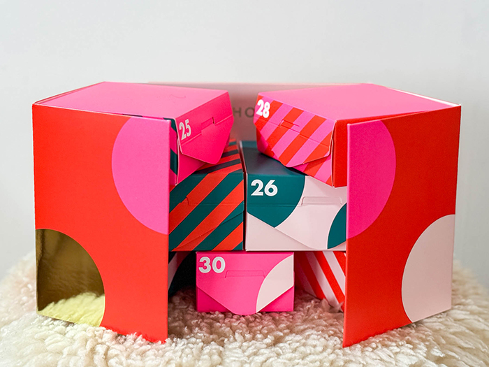 飛び出す絵本のような楽しさがある観音開き