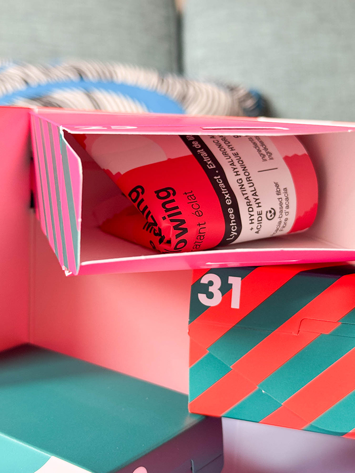 中には、1年のお肌の疲れを癒すマスクやクリームのほか、大晦日のパーティーで活躍する真っ赤なリッププランパーやボリュームマスカラなどが入っている