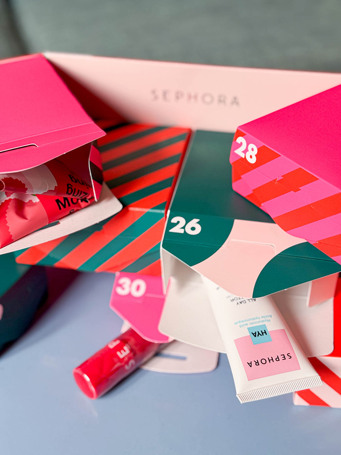 ハンドクリームやリップが入っている