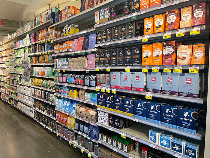 アメリカのスーパーのコーヒー売り場