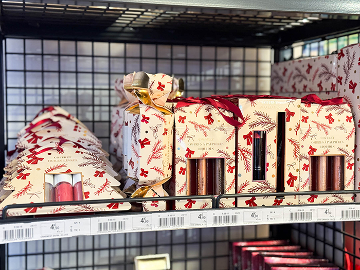 フランスのスーパー「モノプリ」にも、リボンのついた商品がたくさん。ツリーやクラッカー型もクリスマス感たっぷり