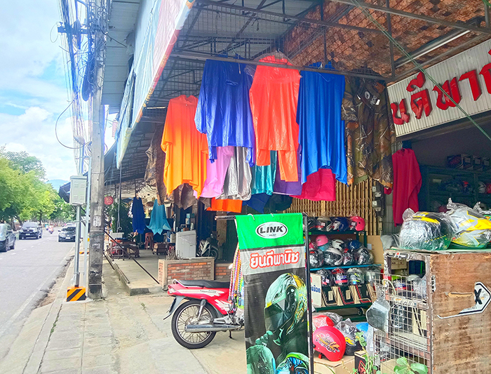 レインコートが売られている様子