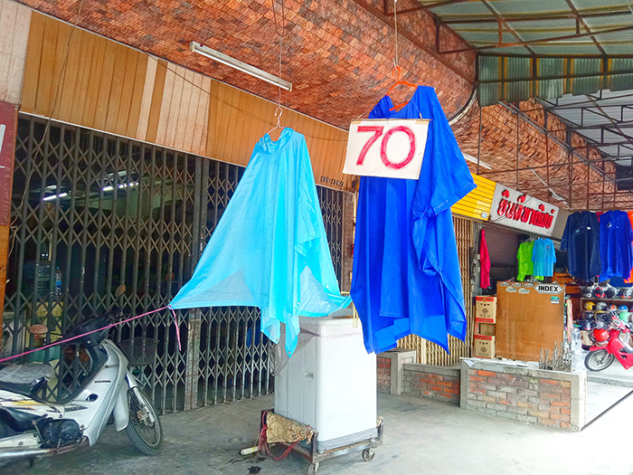 レインコートが売られている様子