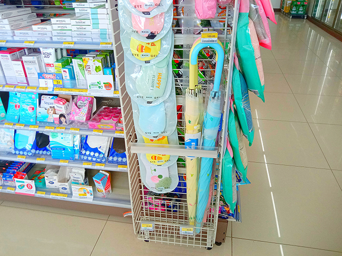 ひっそりとディスプレイされているレイングッズ