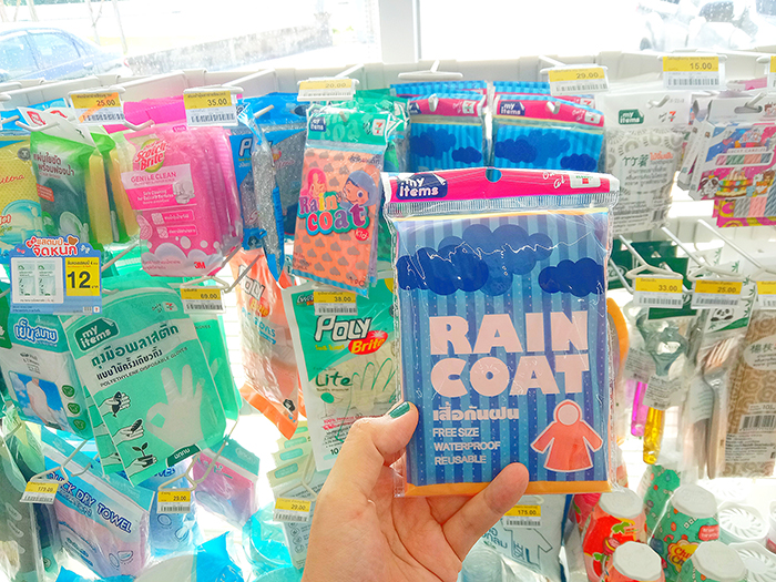 約145円で売っているレインコート