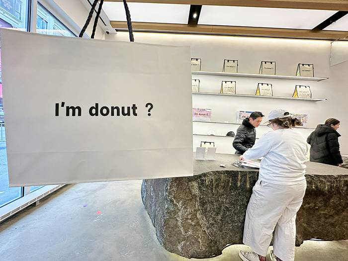 I'm donut?の内装と紙袋