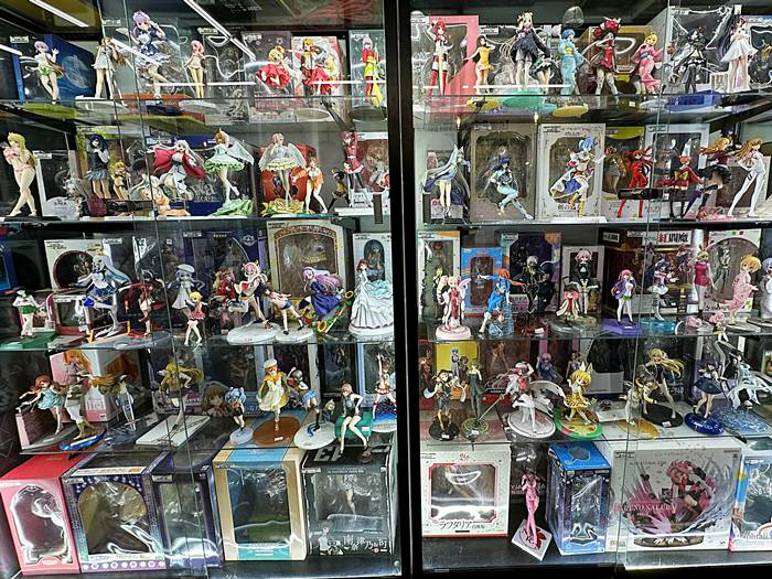店内入口付近に並ぶフィギュア