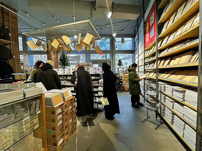 アメリカのMuji(無印良品)にて文房具コーナーが賑わっている様子