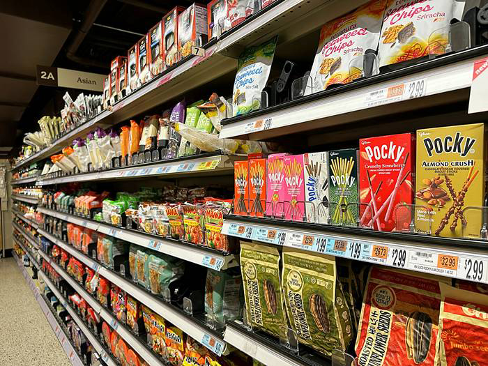 アメリカのスーパーにポッキーなどの日本のお菓子が置かれている