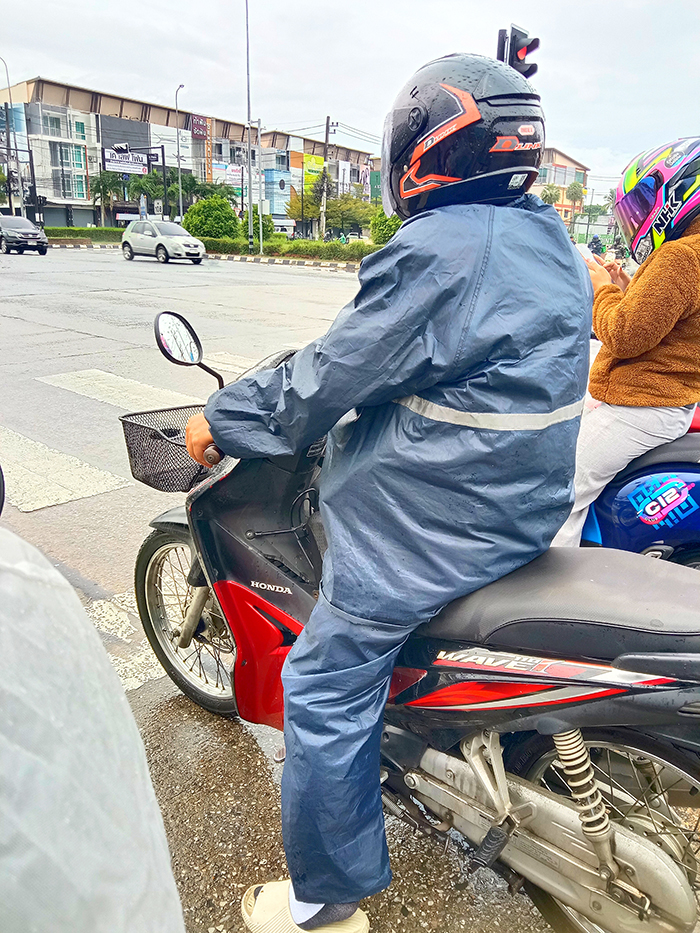 男性が着用している率が高いセットアップのレインコート