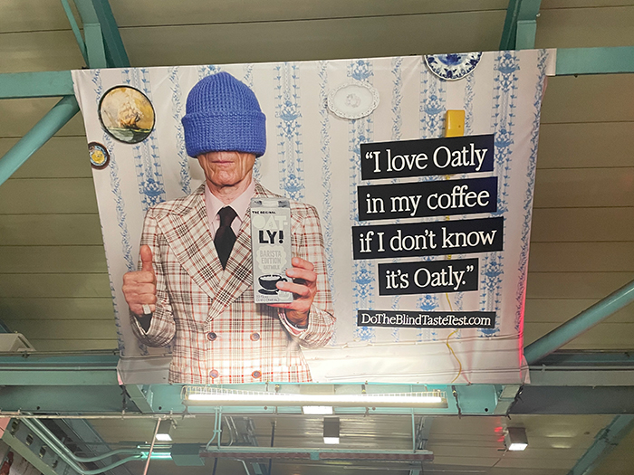 (画像2：シカゴ駅構内の「Oatly」のポスター)