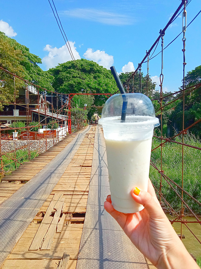バナナスムージーを片手にカフェへ向かう様子