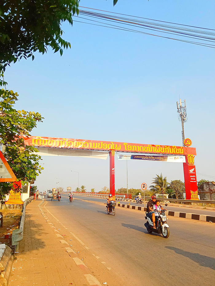 タイと同様にバイク文化のラオス