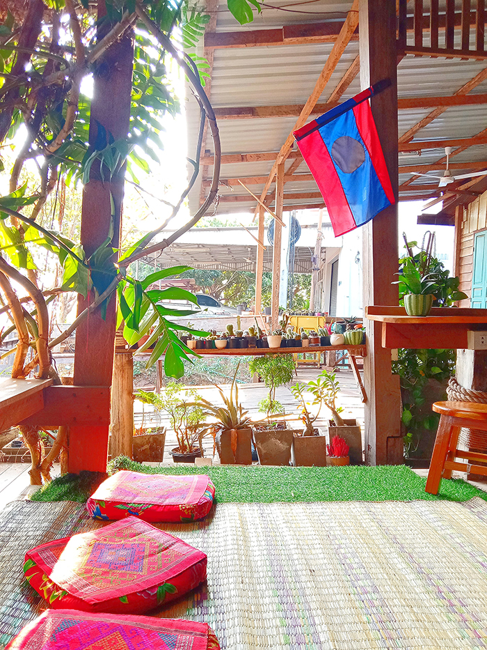 靴を脱いでゆっくりできるカフェ店内