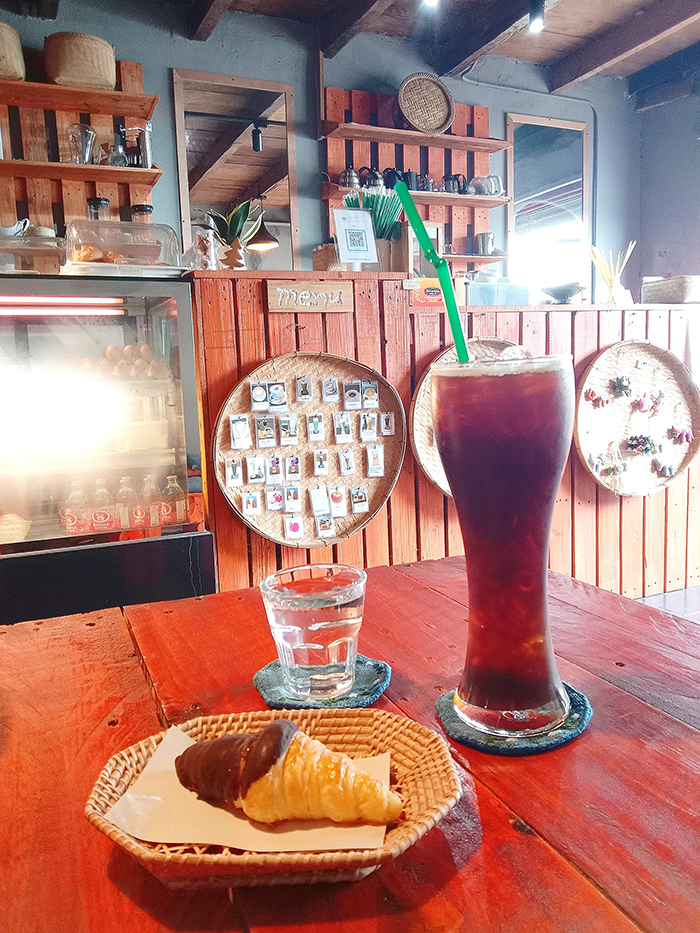 「minnano cafe」のアイスアメリカーノとミニクロワッサン