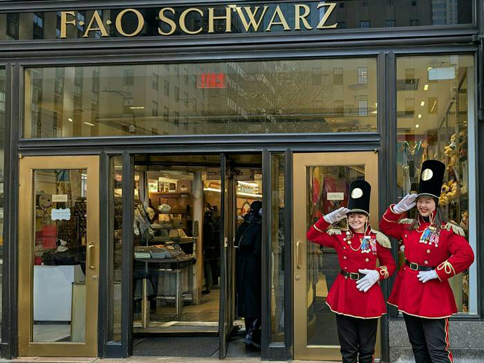 「FAO Schwarz」の入り口にいるおもちゃの兵隊に扮したスタッフ