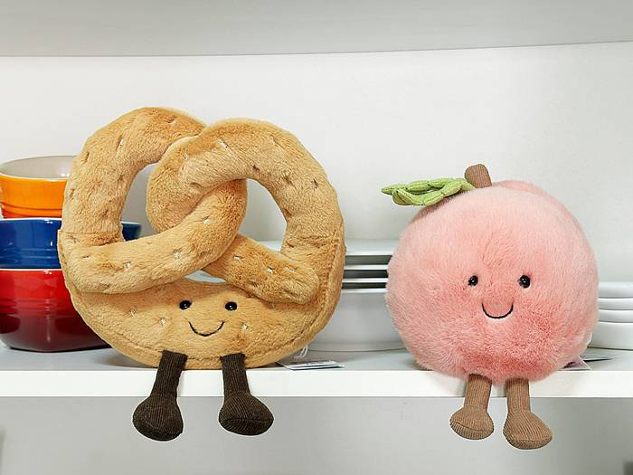 プレッツェルとピーチのぬいぐるみ