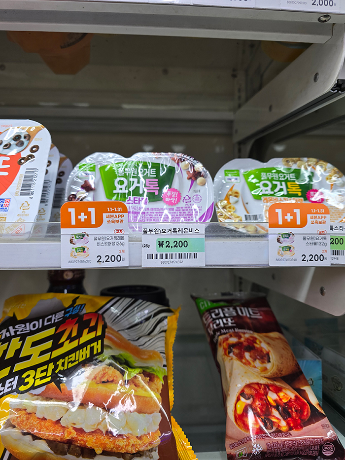 コンビニの「1+1」ポップ