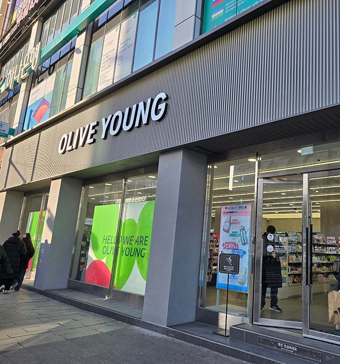 コンビニ、コーヒーショップと並んで街中どこにでもある「オリーブヤング」