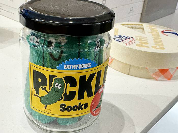 ピクルスパッケージの中にはピクルスをモチーフとしたデザインの靴下が入っている