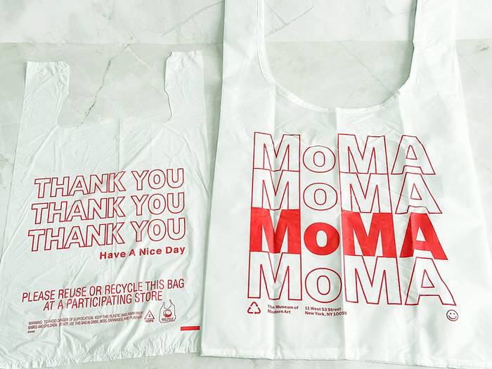 従来のプラスチック製レジ袋(左)と「BAGGU」によるMoMA限定のショッピングバッグ(右)