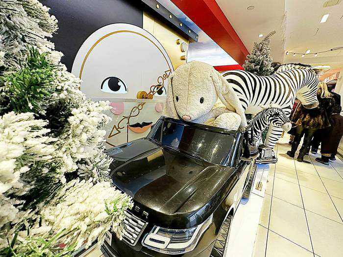 車に乗っているうさぎやシマウマのぬいぐるみ