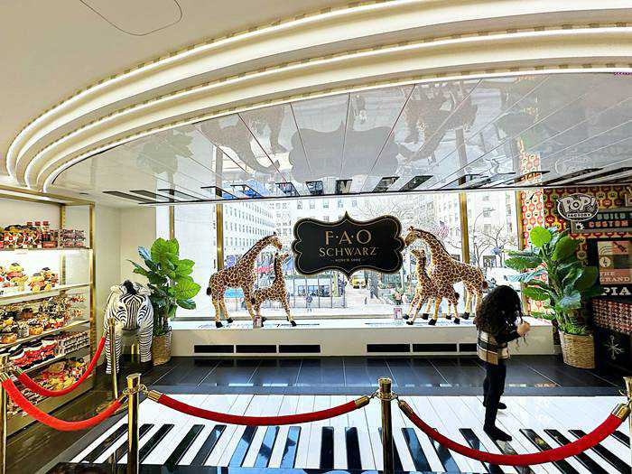 大きなピアノの鍵盤の上に乗って足で演奏する「Big Piano」