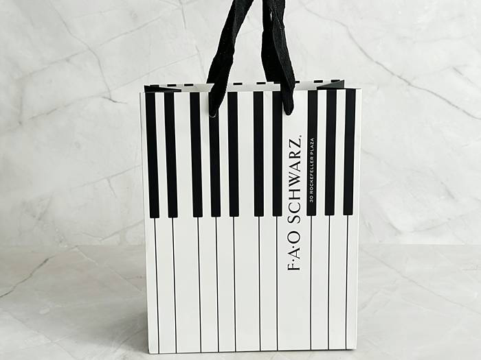「Big Piano」のピアノの鍵盤をモチーフにした「FAO Schwarz」のショッピングバッグ