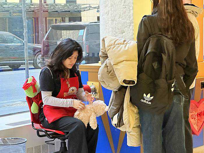 目の前で仕上げの工程を行う様子