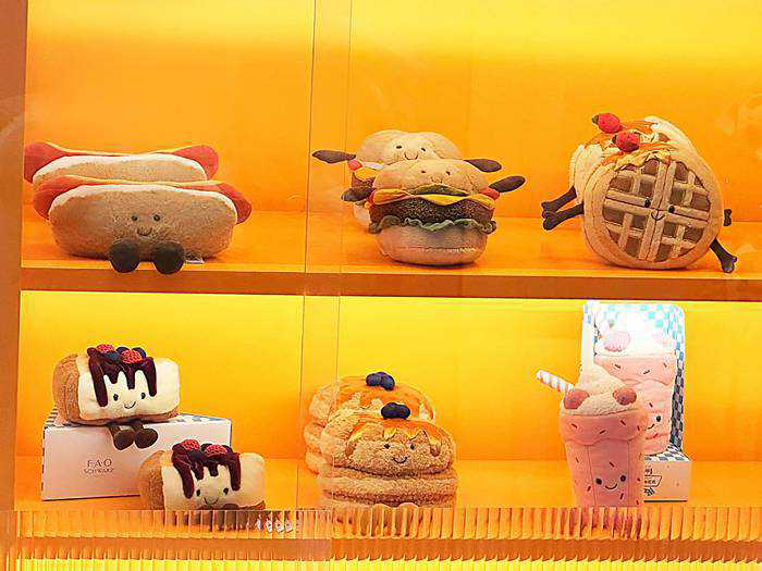 パンケーキやハンバーガーなどの「Jellycat」のぬいぐるみが購入できる