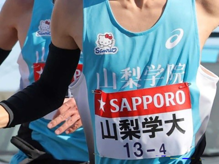 箱根駅伝での山梨学院大学のユニホームに見える「ハローキティ」2026年(写真/産経新聞社より)