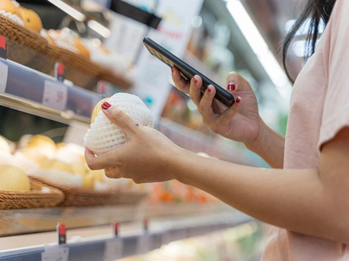 商品検討中のイメージ写真