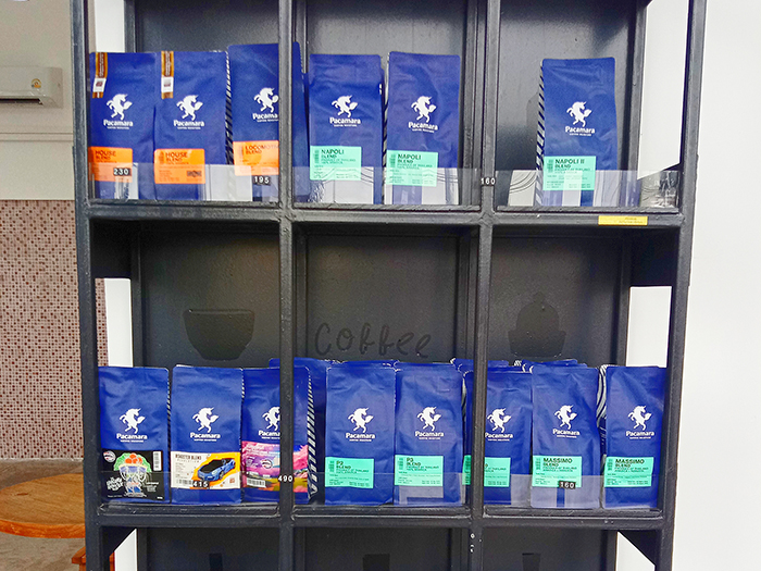 「Pacamara Coffee Roasters」のロゴが目立つパッケージ