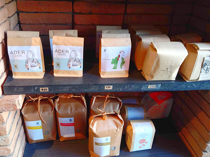 目を引く米俵のようなパッケージのコーヒー豆(下段)