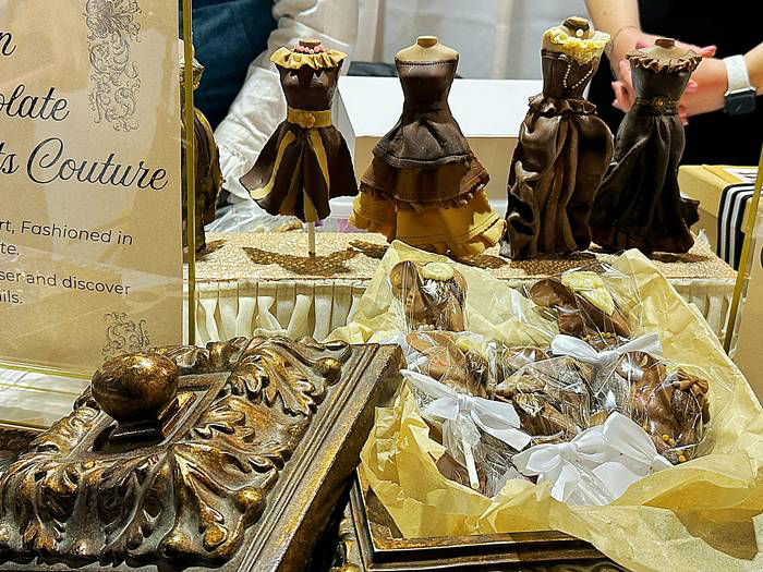 ミニチュアのドレスの形をした「Quaint Chocolate」のチョコレート