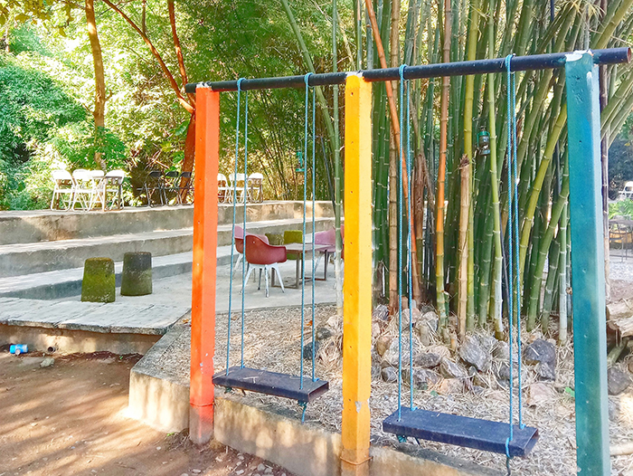 カフェ内にあるブランコ